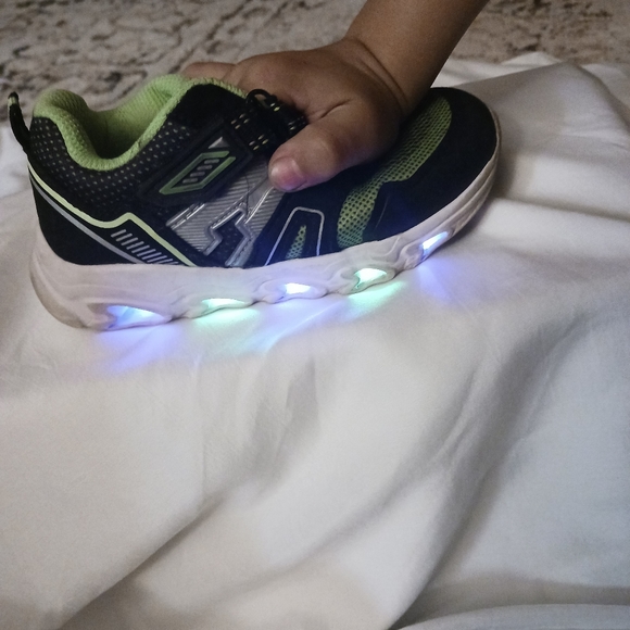 Athletic Works light up toddler sneakers - Picture 4 of 16